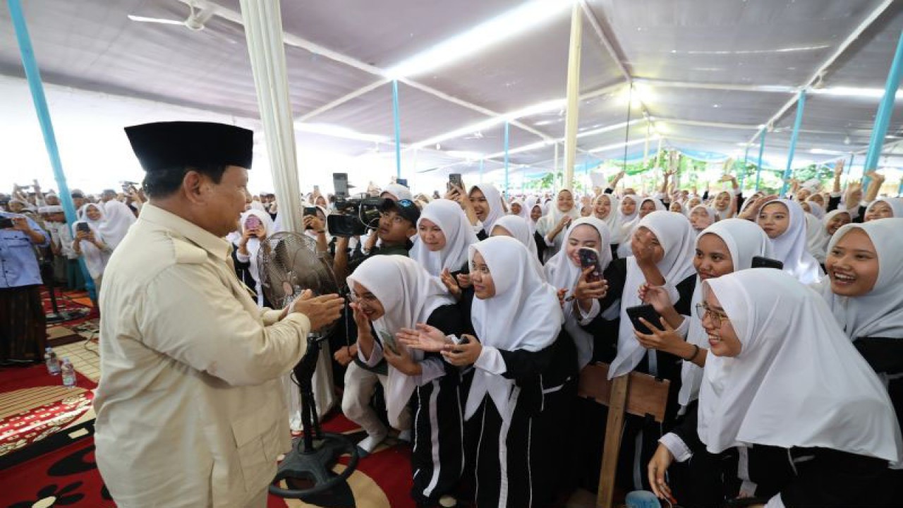 Calon presiden nomor urut 2 Prabowo Subianto menyapa para santri Pondok Pesantren Zainul Hasan Genggong di Kabupaten Probolinggo, Jawa Timur, Selasa (2/1/2024). (ANTARA/HO-Tim Media Prabowo Subianto)
