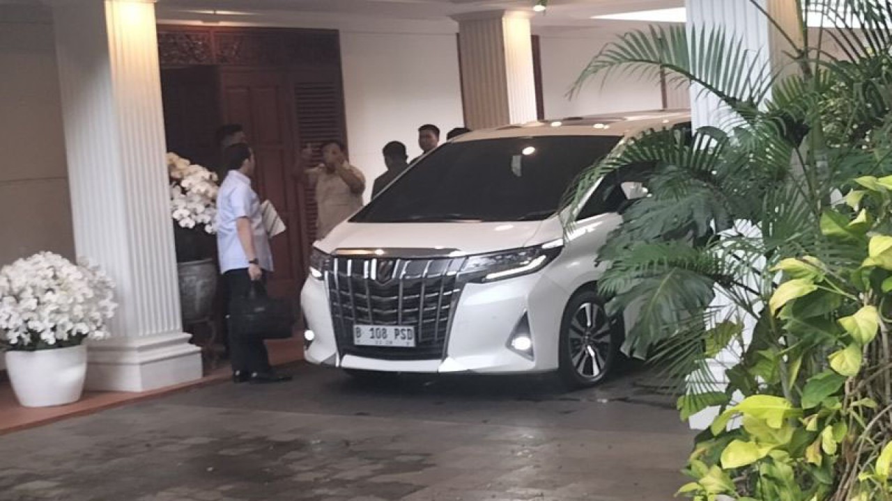 Calon Presiden RI Prabowo Subianto sampai di kediamannya, kawasan Kartanegara, Jakarta Selatan, Minggu (7/1/2024). ANTARA/Walda