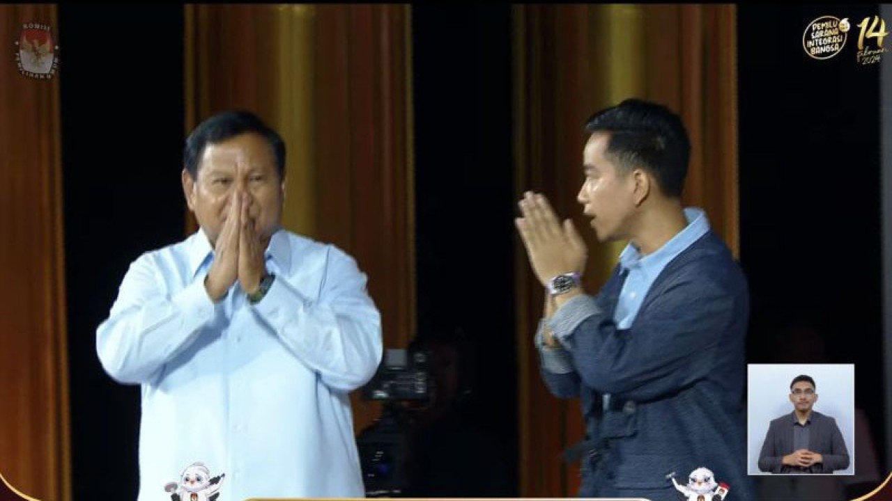 Tangkapan layar Pasangan Calon Presiden dan Wakil Presiden RI Prabowo Subianto dan Gibran Rakabuming Raka dalam debat ketiga Pilpres 2024 di Istora Senayan, Jakarta Pusat, Minggu (7/1/2024). ANTARA/Livia Kristianti
