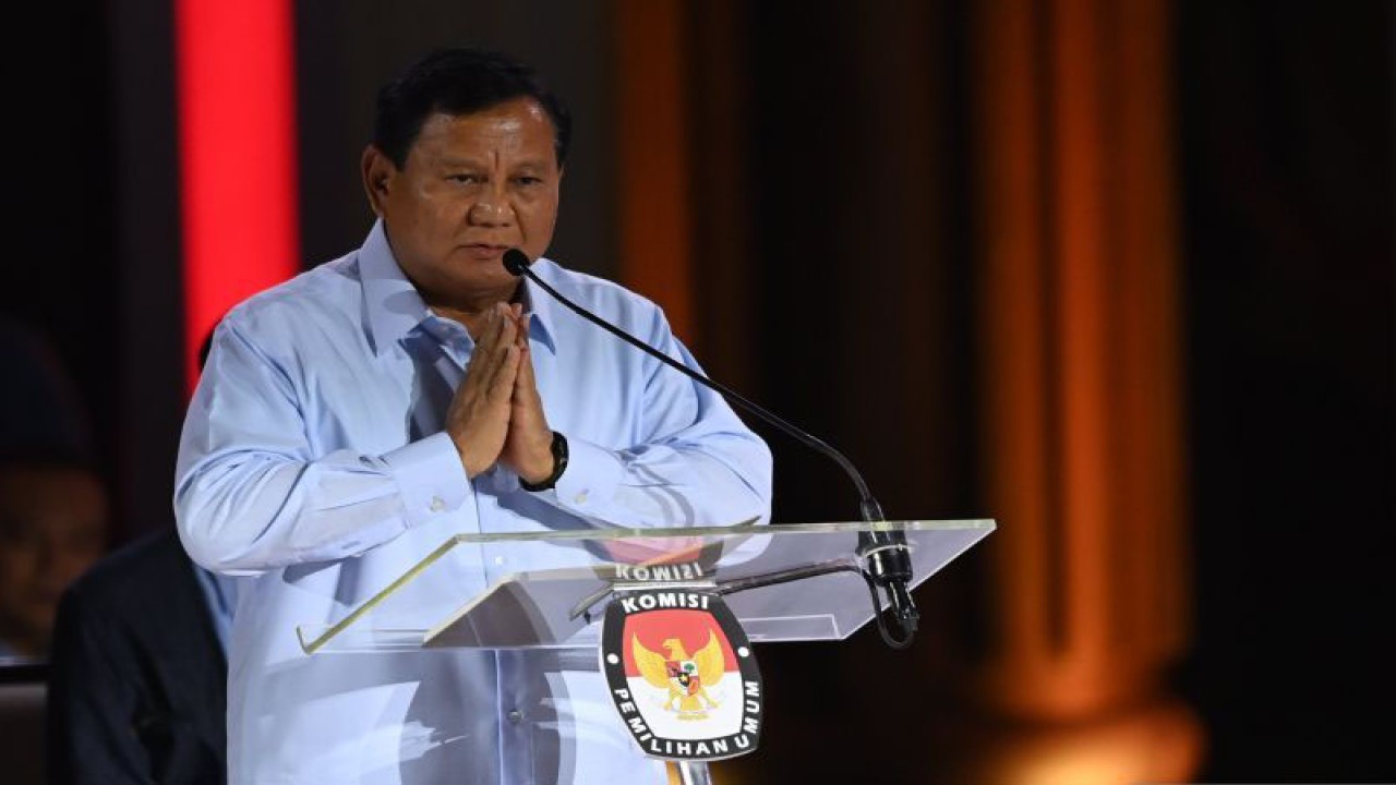 Capres RI Prabowo Subianto memberi salam sebelum menyampaikan pandangannya saat debat ketiga Pilpres 2024 di Istora Senayan, Jakarta, Minggu (7/1/2024). ANTARA FOTO/Aditya Pradana Putra/foc.