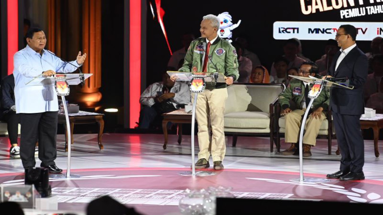 Capres nomor urut dua Prabowo Subianto (kiri) menyampaikan pendapat disaksikan capres nomor urut satu Anies Baswedan (kanan), dan capres nomor urut tiga Ganjar Pranowo saat adu gagasan dalam debat ketiga Pilpres 2024 di Istora Senayan, Jakarta, Minggu (7/1/2024) malam. ANTARA FOTO/Aditya Pradana Putra/foc