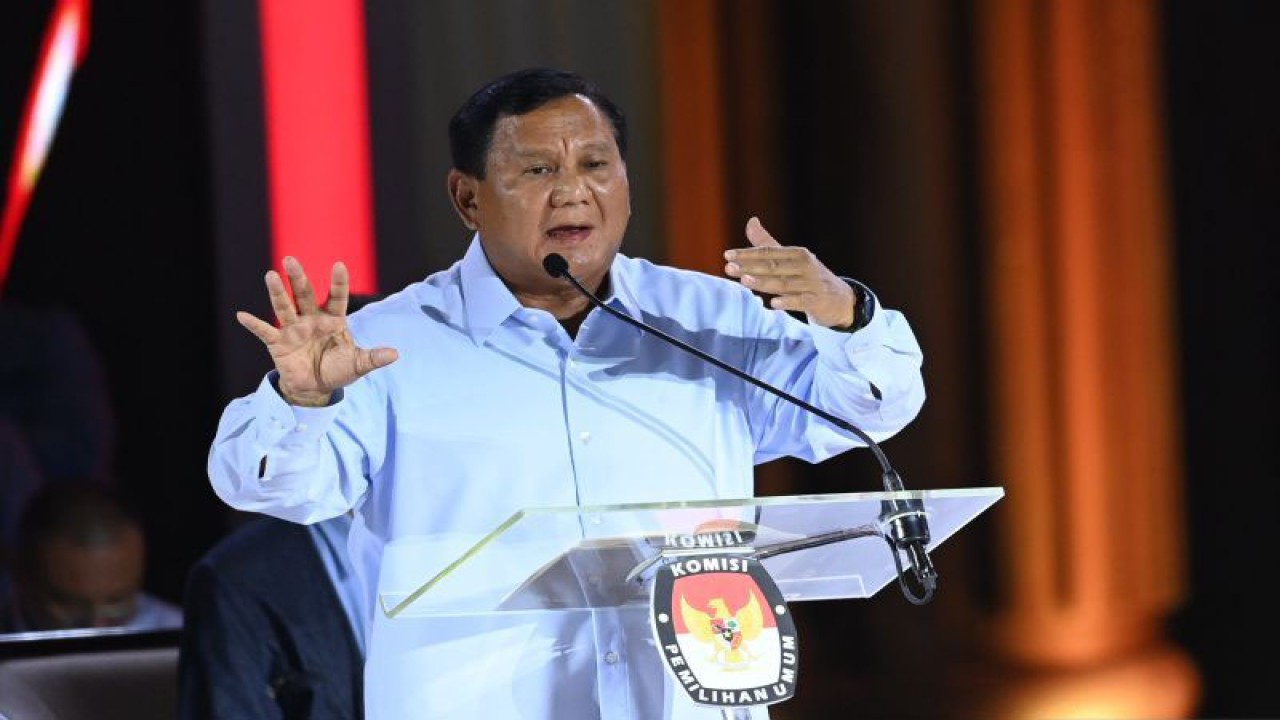 Capres nomor urut dua Prabowo Subianto (kiri) menyampaikan pendapat saat adu gagasan dalam debat ketiga Pilpres 2024 di Istora Senayan, Jakarta, Minggu (7/1/2024) malam. ANTARA FOTO/Aditya Pradana Putra/foc.