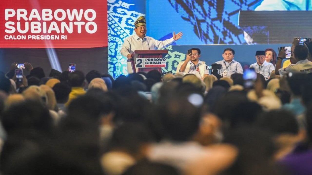 Calon Presiden RI Prabowo Subianto memberikan pidato politik pada acara konsolidasi sukarelawan Prabowo-Gibran se-Provinsi Riau di Gelanggang Olahraga Remaja (GOR) Pekanbaru, Riau, Selasa (9/1/2024). ANTARA FOTO/Galih Pradipta