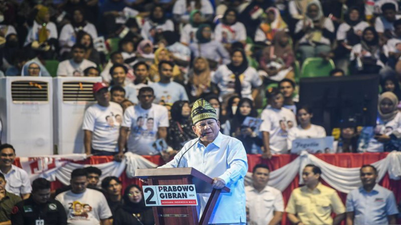 Calon presiden nomor urut 2 Prabowo Subianto memberikan pidato politik saat hadir di acara konsolidasi relawan Prabowo-Gibran se-Provinsi Riau di Gelanggang Olahraga Remaja (GOR) Pekanbaru, Riau, Selasa (9/1/2024). Dalam kesempatan tersebut Prabowo Subianto meminta agar relawan dan simpatisan lebih solid dalam pemenangan pasangan capres dan cawapres Prabowo Subianto dan Gibran Rakabuming Raka pada Pilpres 2024. (ANTARA FOTO/Galih Pradipta)