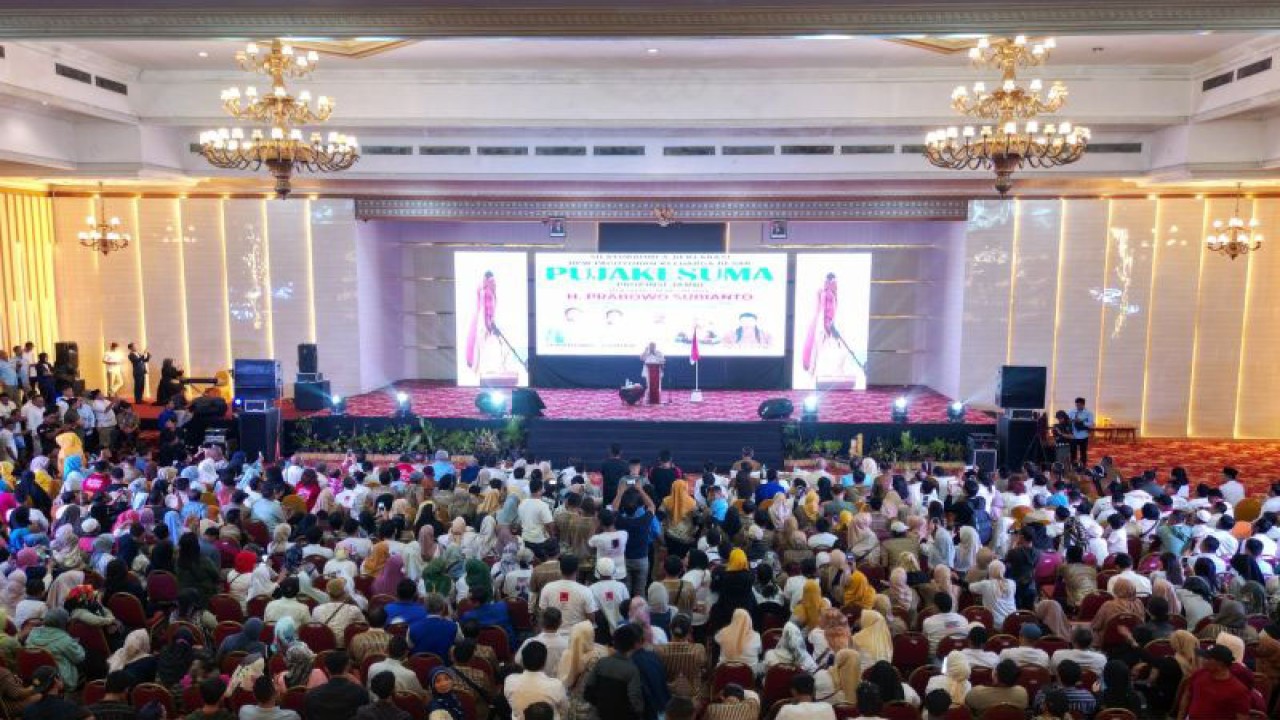 Calon Presiden nomor urut 2 Prabowo Subianto berpidato pada acara silaturahmi dan deklarasi DPW Paguyuban Keluarga Besar Pujakesuma Provinsi Jambi di Abadi Convention Center (ACC), Jambi, Selasa (9/1/2024). (ANTARA/HO-Gerindra)