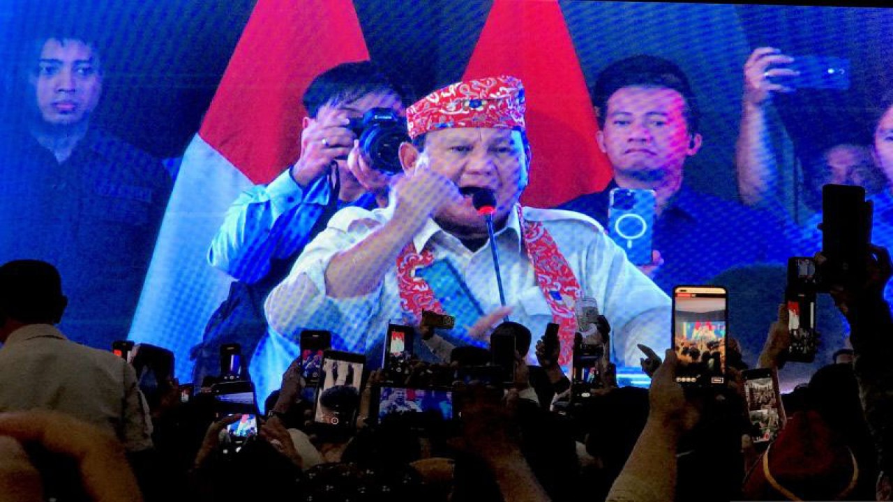 Capres nomor urut 2 Prabowo Subianto saat berkampanye di Kota Bengkulu, Bengkulu, Kamis (11/1/2024). (ANTARA/Genta Tenri Mawangi)