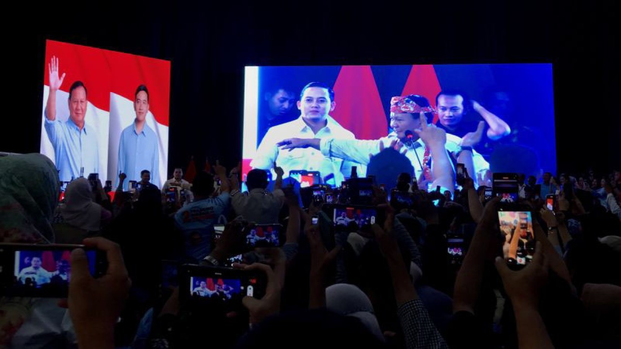 Calon presiden nomor urut 2 Prabowo Subianto berorasi saat berkampanye di Kota Bengkulu, Bengkulu, Kamis (11/1/2024). ANTARA/Genta Tenri Mawangi.