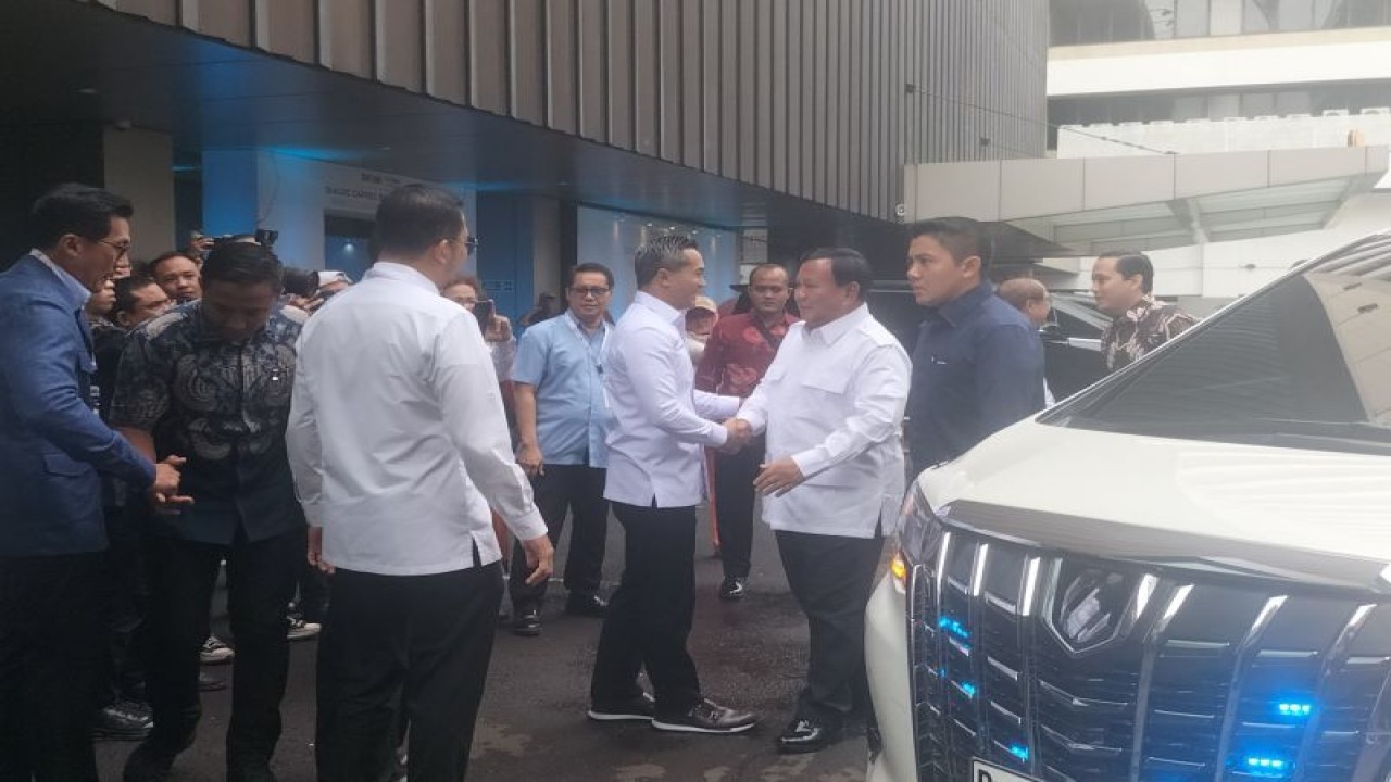 Calon Presiden RI Prabowo Subianto dan Didit Prabowo hadir di kegiatan dialog yang digelar Kadin di Djakarta Theater, Menteng, Jakarta Pusat, Jumat (12/1/2024) (ANTARA/Walda)