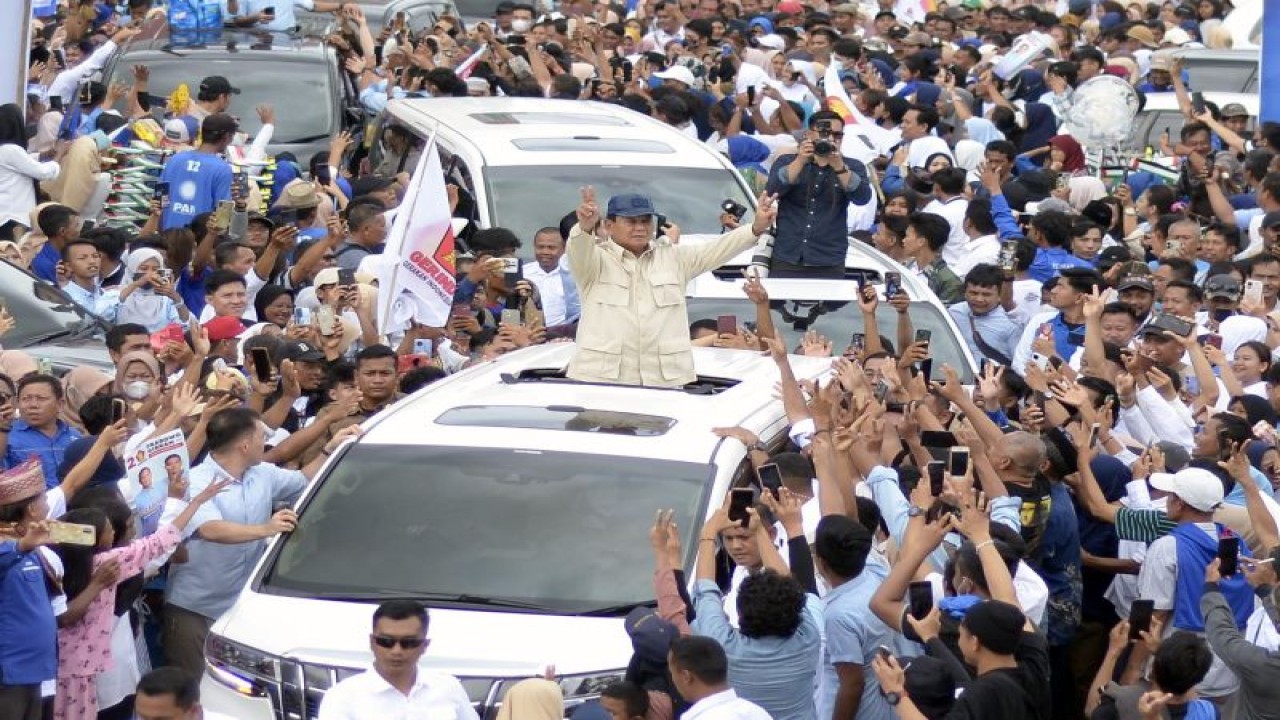 Dokumentasi - Calon presiden nomor urut 2 Prabowo Subianto menyapa relawan saat menghadiri kampanye dan konsolidasi pemenangan Prabowo-Gibran di Kota Bandar Lampung, Lampung, Kamis (11/1/2024). ANTARA FOTO/ Ardiansyah/tom. (ANTARA FOTO/ARDIANSYAH)