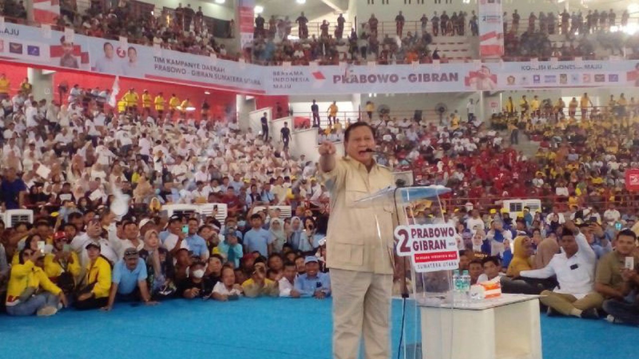 Calon presiden nomor urut 2 Prabowo Subianto memberikan pidato saat menghadiri konsolidasi partai se Sumatera Utara di Medan, Sabtu (13/1/2024). ANTARA/M. Sabainy Nasution