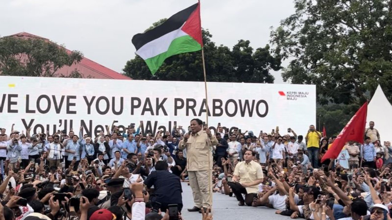 Capres nomor urut 2 Prabowo Subianto ajak relawan di Kepri berdoa untuk warga Palestina (ANTARA/Jessica)
