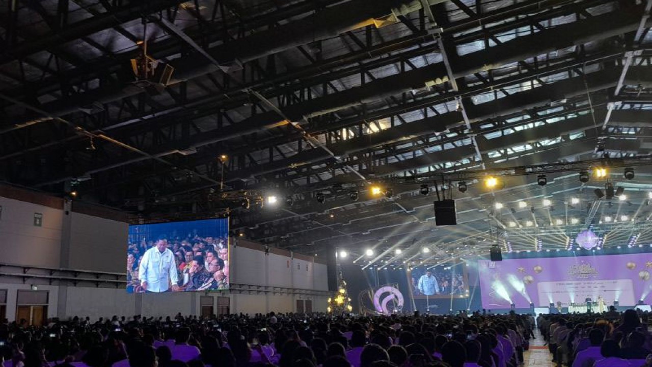 Prabowo Subianto, Erick Thohir, hingga Menag Yaqut disambut meriah pada perayaan Natal BUMN di JCC Senayan, Jakarta, pada Senin (15/1/2024). ANTARA/Lintang Budiyanti Prameswari