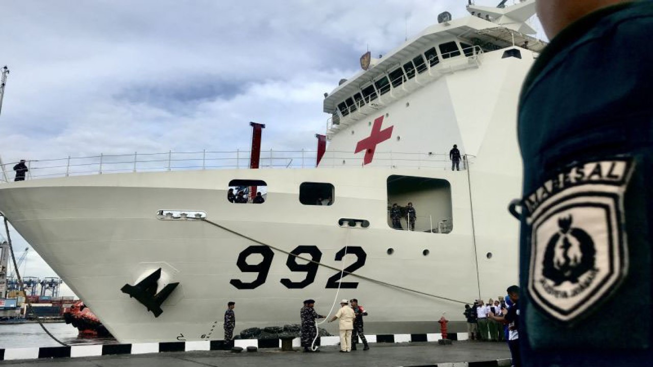 Menteri Pertahanan Prabowo Subianto di Dermaga Kolinlamil TNI AL, Jakarta, Kamis (18/1/2024), melepaskan tali tambang yang mengikat KRI dr. Radjiman Wedyodiningrat-992 dalam upacara pelepasan kapal ke El Arish, Mesir, mengantar bantuan untuk rakyat Palestina di Gaza. ANTARA/Genta Tenri Mawangi.