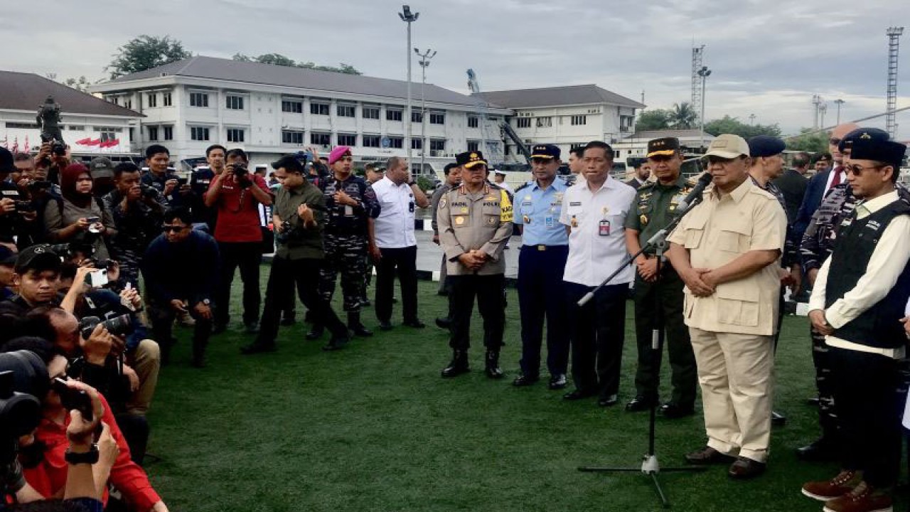 Menteri Pertahanan Prabowo Subianto (dua kanan) di Dermaga Kolinlamil, Jakarta, Kamis (18/1/2024) menjawab pertanyaan wartawan selepas upacara pelepasan keberangkatan KRI dr. Radjiman Wedyodiningrat-992 yang membawa bantuan untuk rakyat Palestina ke El Arish, Mesir. (ANTARA/Genta Tenri Mawangi)