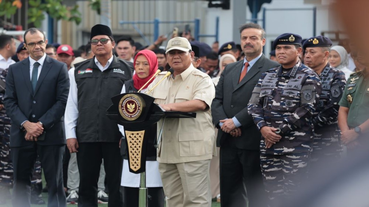 Menhan Prabowo Subianto melepas keberangkatan kapal rumah sakit (RS) TNI KRI dr. Radjiman Wedyodiningrat-992 untuk mengirim bantuan ke Palestina via Mesir. (Istimewa)