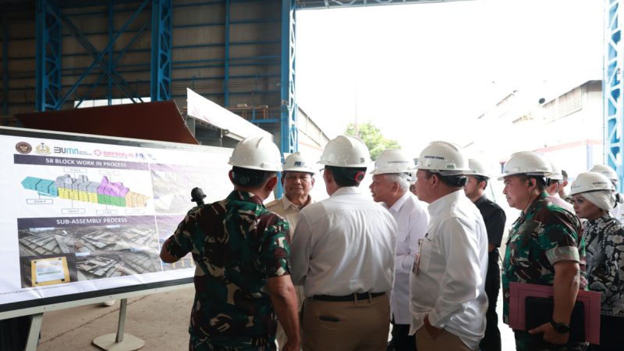 Menteri Pertahanan Prabowo Subianto mendengar paparan dari PT PAL mengenai progress pembangunan Fregat Merah Putih di galangan kapal PT PAL, Surabaya, Jawa Timur, Selasa (23/1/2024). ANTARA/HO-Tim Media Prabowo Subianto.