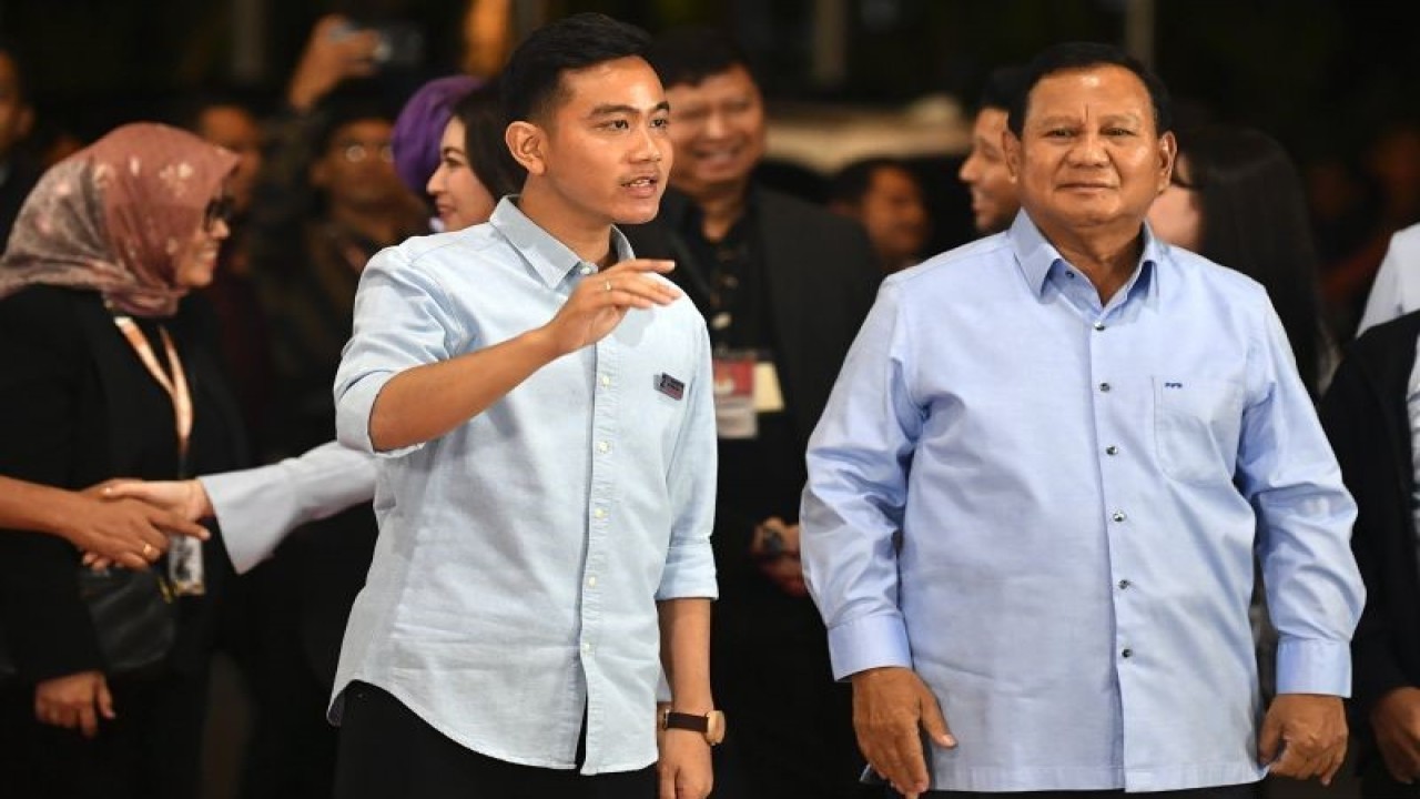 Calon presiden nomor urut 2 Prabowo Subianto (kanan) didampingi calon wakil presiden Gibran Rakabuming Raka (kiri) tiba di Jakarta Convention Center (JCC) untuk mengikuti debat perdana cawapres Pemilu 2024 di Jakarta, Jumat (22/12/2023) malam. ANTARA FOTO/M Risyal Hidayat/rwa.