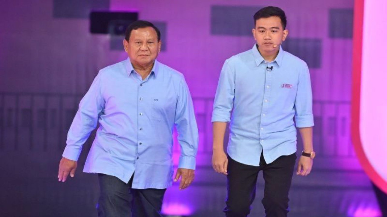 Pasangan calon presiden dan wakil presiden nomor urut 2 Prabowo Subianto-Gibran Rakabuming Raka memasuki ruangan untuk mengikuti debat kedua cawapres Pemilu 2024 di JCC, Jakarta, Jumat (22/12/2023). (ANTARA Foto/Akbar Nugroho Gumay)