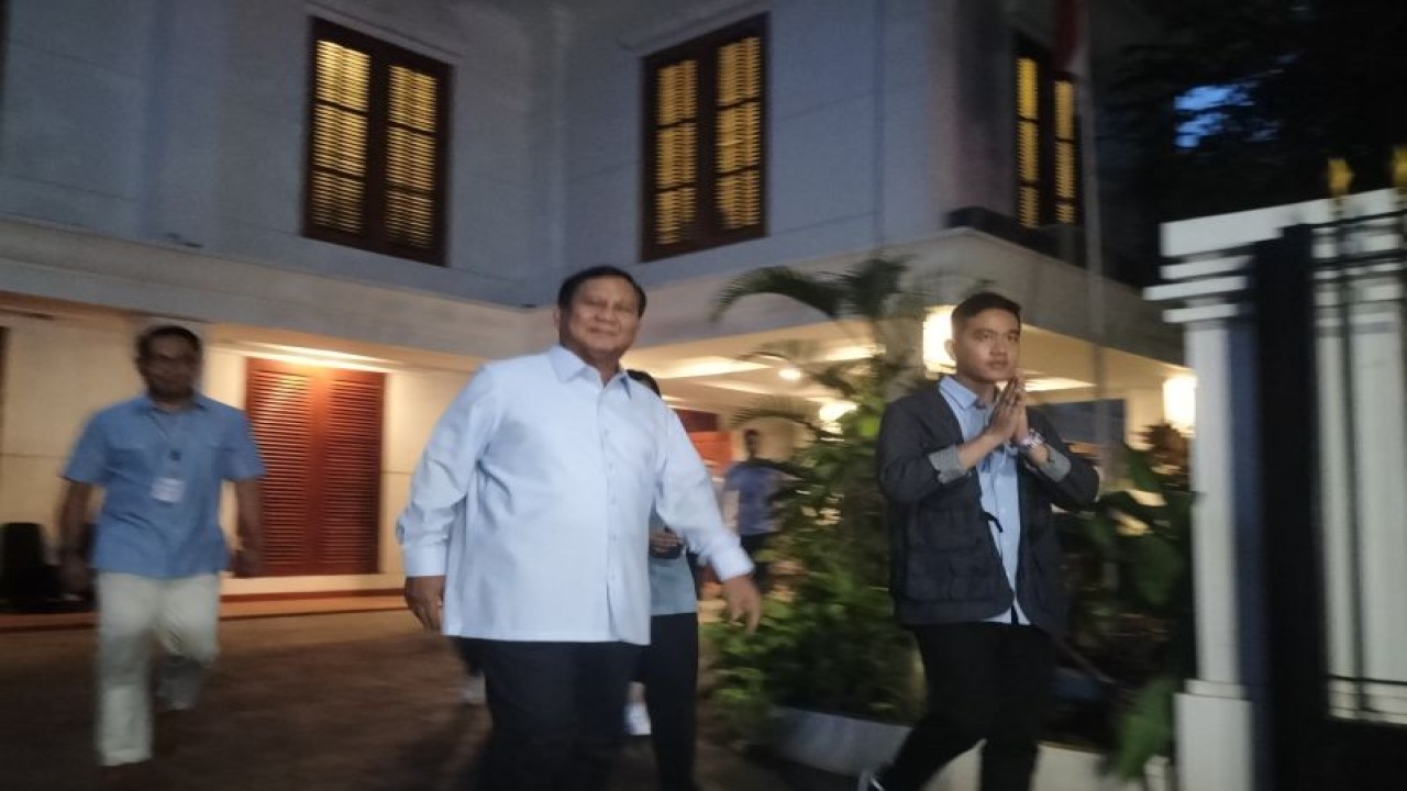 Calon Presiden RI Prabowo Subianto (kiri) dan Calon Wakil Presiden RI Gibran Rakabuming Raka (kanan) saat berangkat ke arena debat di Istora Senayan Jakarta Pusat dari kawasan Kartanegara, Jakarta Selatan, Minggu (7/1/2024). ANTARA/Walda