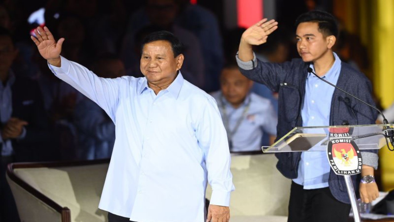 Capres-cawapres nomor urut dua Prabowo Subianto dan Gibran Rakabuming Raka tiba di lokasi debat ketiga Pilpres 2024 di Istora Senayan, Jakarta, Minggu (7/1/2024) malam. ANTARA FOTO/Aditya Pradana Putra/foc.