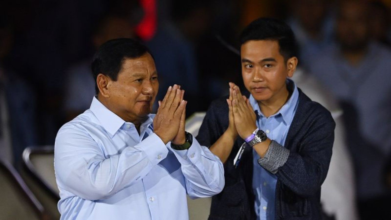 Pasangan calon presiden dan wakil presiden nomor urut 2 Prabowo Subianto-Gibran Rakabuming Raka tiba di lokasi Debat Ketiga Capres Pemilu 2024 di Istora Senayan, Jakarta, Minggu (7/1/2024). (ANTARA FOTO/Aditya Pradana Putra/foc/aa)
