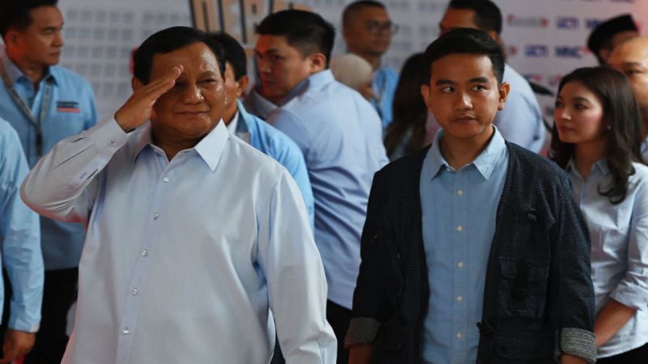 Pasangan calon presiden dan wakil presiden nomor urut 2 Prabowo Subianto-Gibran Rakabuming Raka (kanan) berjalan usai Debat Ketiga Capres Pemilu 2024 di Istora Senayan, Jakarta, Minggu (7/1/2024). (ANTARA FOTO/Fakhri Hermansyah/foc)