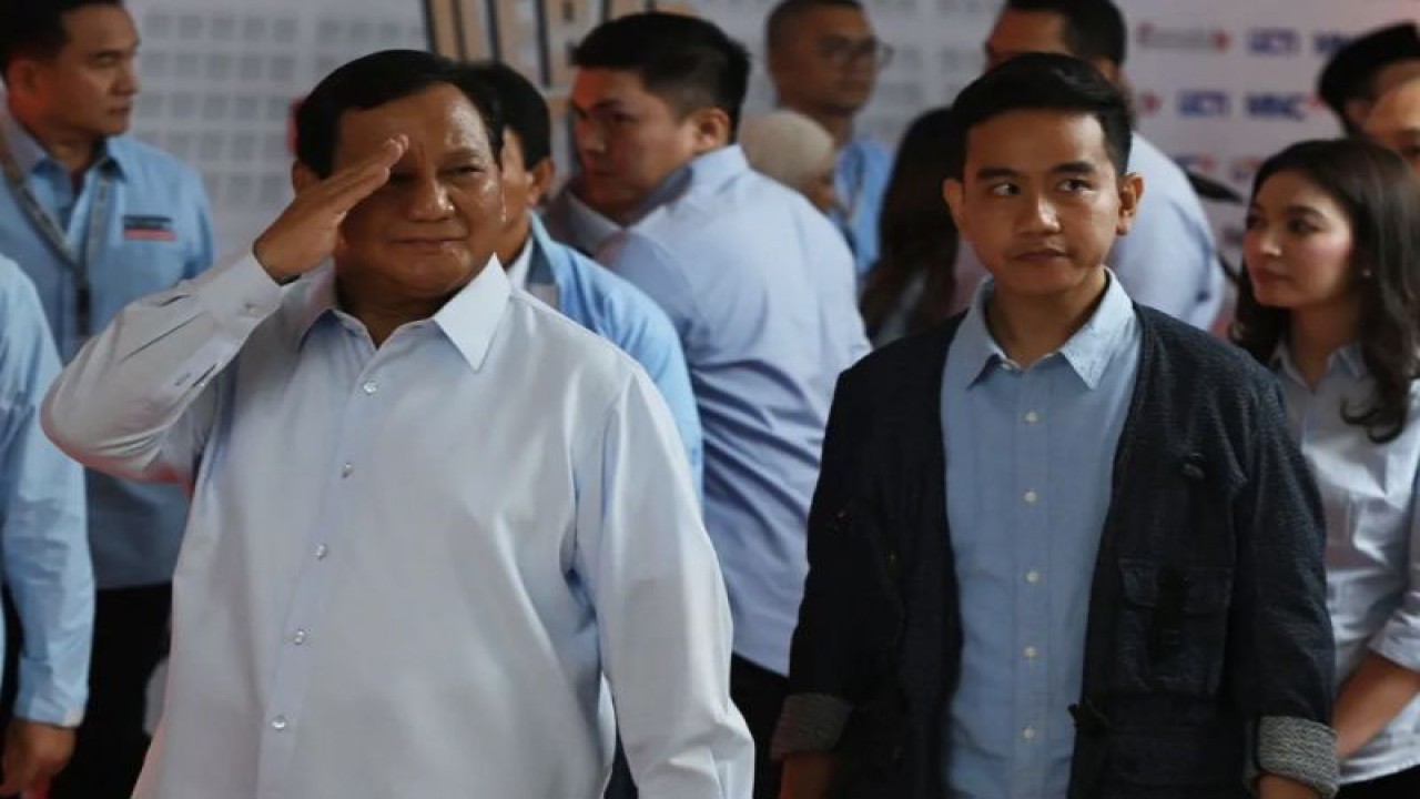 Pasangan calon presiden dan wakil presiden nomor urut 2 Prabowo Subianto-Gibran Rakabuming Raka (kanan) berjalan usai Debat Ketiga Capres Pemilu 2024 di Istora Senayan, Jakarta, Minggu (7/1/2024). (ANTARA FOTO/Fakhri Hemansyah)