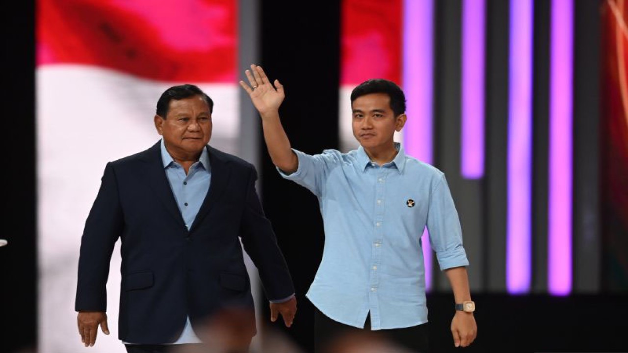 Capres-cawapres nomor urut 2 Prabowo Subianto (kiri) dan Gibran Rakabuming Raka (kanan) tiba di lokasi Debat Keempat Pilpres 2024 di Jakarta Convention Center (JCC), Jakarta, Minggu (21/1/2024). Debat Keempat Pilpres 2024 mengangkat tema terkait pembangunan berkelanjutan, sumber daya alam, lingkungan hidup, energi, pangan, agraria, masyarakat adat dan desa. ANTARA FOTO//M Risyal Hidayat/tom. (Antara Foto/M Risyal Hidayat)