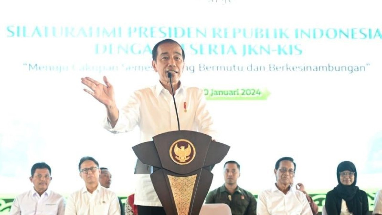 Presiden RI Joko Widodo bersilaturahim dengan peserta Jaminan Kesehatan Nasional-Kartu Indonesia Sehat (JKN-KIS) di Taman Budaya Gunungkidul, Kabupaten Gunungkidul, Daerah Istimewa Yogyakarta (DIY), Selasa (30/1/2024). ANTARA/HO-Biro Pers Sekretariat Presiden