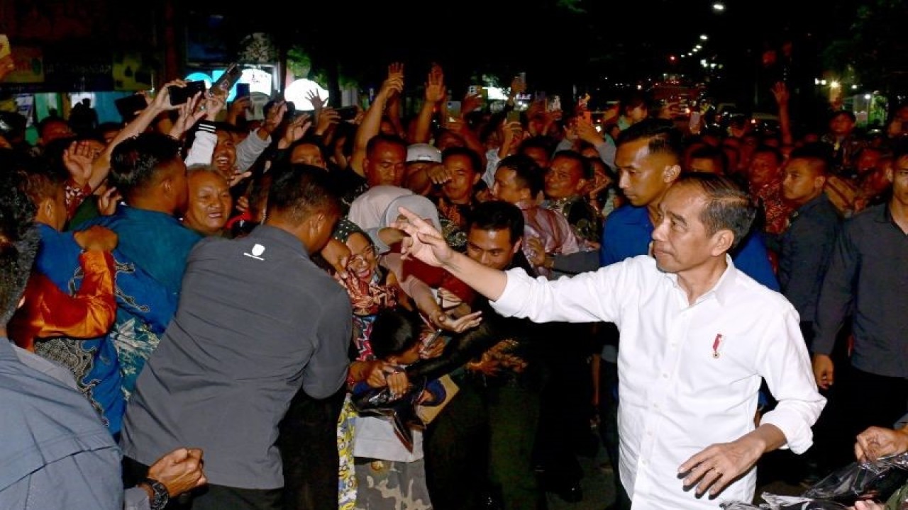 Presiden Joko Widodo menyapa masyarakat di Salatiga, Jawa Tengah, Senin (22/1/2024). ANTARA/HO-BPMI Setpres