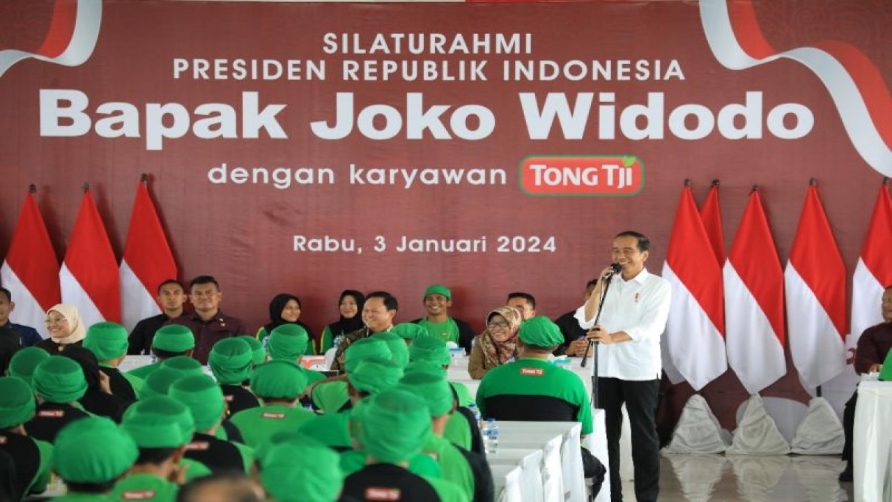 Presiden Joko Widodo saat bersama karyawan pabrik teh PT Tong Jie di Tegal, Rabu (3/1/2024). (ANTARA/HO-Oky Lukmansyah)