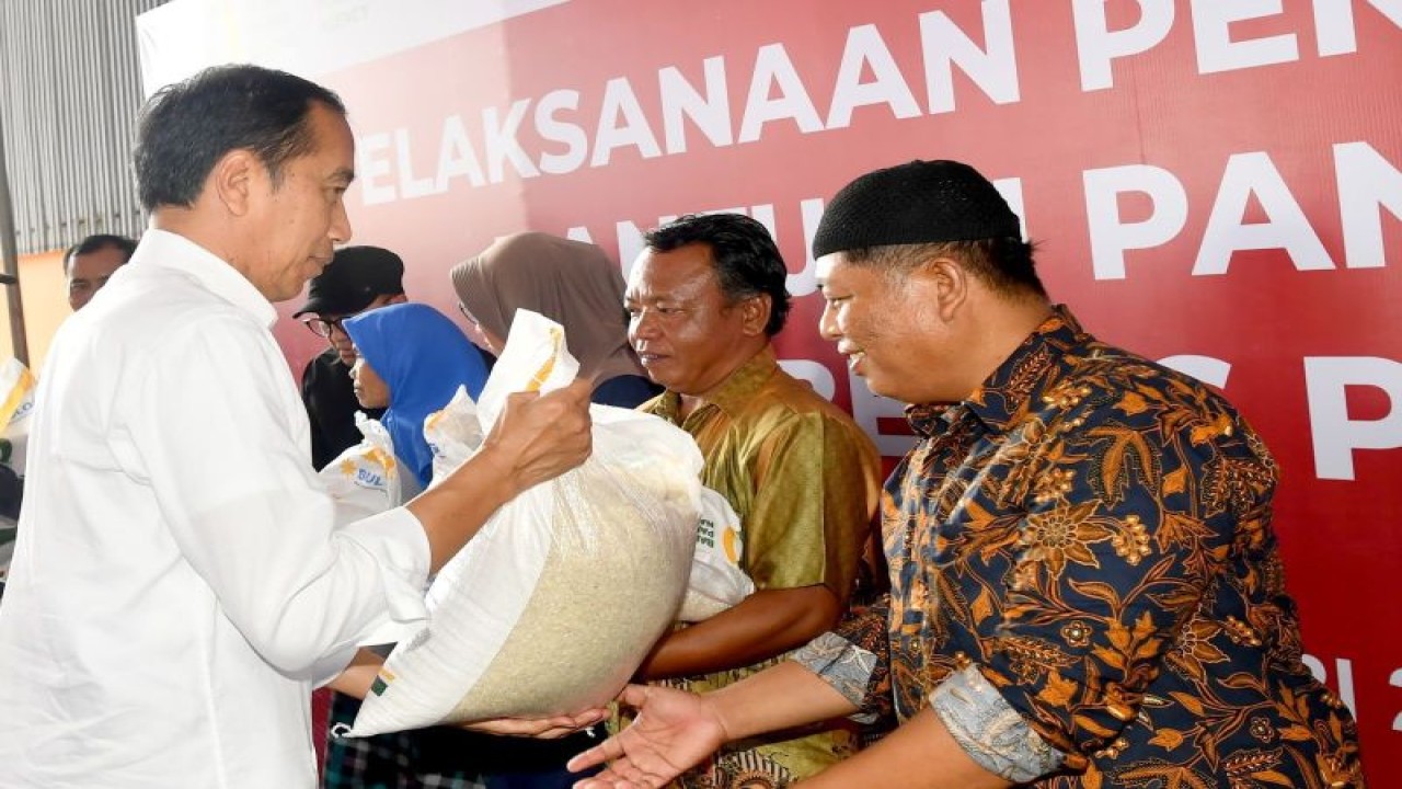 Presiden Joko Widodo menyerahkan bantuan pangan cadangan beras pemerintah (CBP) kepada para penerima manfaat di Cilacap, Jawa Tengah, pada Selasa (2/1/2024). (ANTARA/HO-Biro Pers Sekretariat Presiden RI)