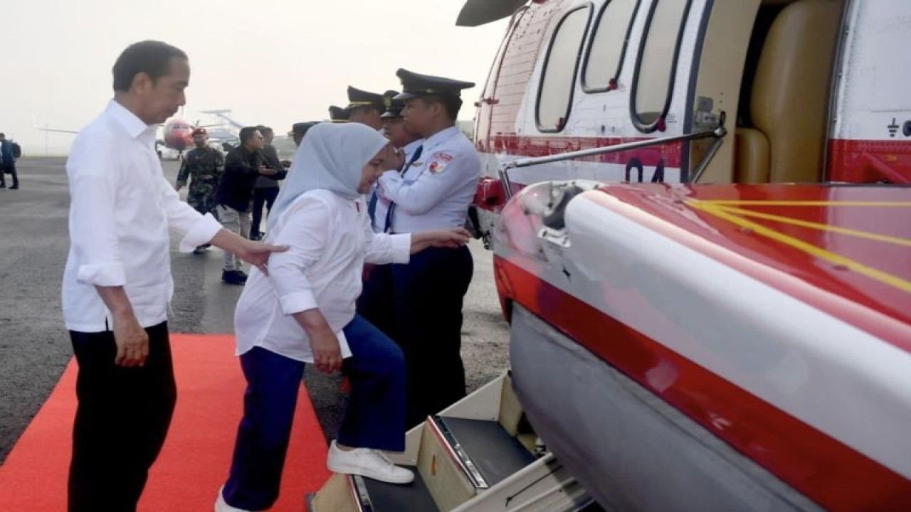 Presiden Joko Widodo dan Ibu Iriana Joko Widodo naiki tangga kHelikopter Super Puma TNI AU di Pangkalan TNI AU Adi Soemarmo, Kabupaten Boyolali, untuk bertolak menuju Kabupaten Purworejo, Selasa (2/1/2024). (ANTARA/HO-Sekretariat Presiden)