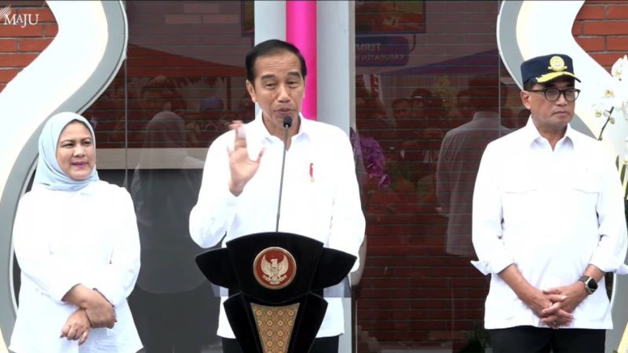 Tangkapan layar Presiden RI Joko Widodo saat meresmikan empat terminal bus, yakni Terminal Purworejo di Kabupaten Purworejo, Terminal Mendolo di Kabupaten Wonosobo, Terminal Purboyo di Kota Madiun, dan Terminal Patria di Kota Blitar, dari Purworejo, Jawa Tengah, Selasa (2/1/2024). ANTARA/Rangga Pandu Asmara Jingga
