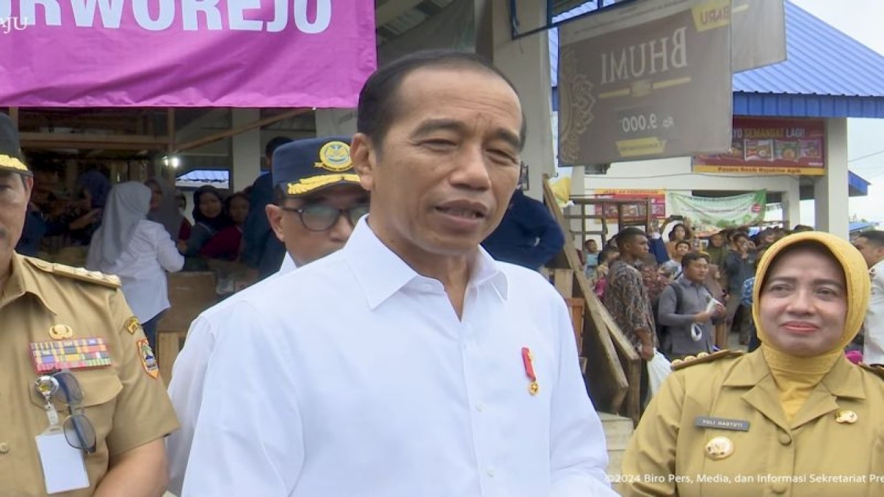Tangkapan layar - Presiden Joko Widodo (Jokowi) saat menyampaikan keterangan kepada wartawan di sela kunjungan kerja ke Pasar Tradisional Purworejo, Kabupaten Purworejo, Provinsi Jawa Tengah, diikuti dalam jaringan (daring) Sekretariat Presiden di Jakarta, Selasa (2/1/2024). (ANTARA/Andi Firdaus)