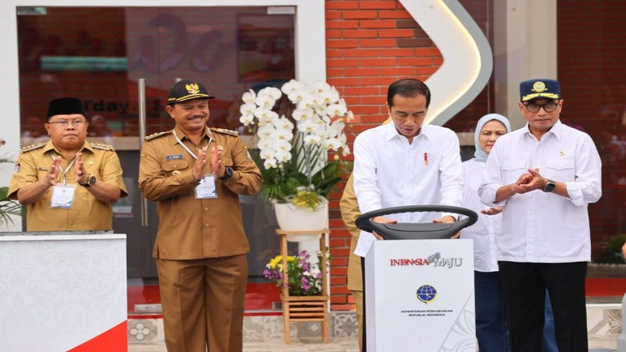 Presiden RI Joko Widodo didampingi Menhub Budi Karya Sumadi (kanan) dan Wali Kota Madiun Maidi (kiri) saat meresmikan empat terminal bus, yakni Terminal Purworejo di Kabupaten Purworejo, Terminal Mendolo di Kabupaten Wonosobo, Terminal Purboyo di Kota Madiun, dan Terminal Patria di Kota Blitar, dari Purworejo, Jawa Tengah, Selasa (2/1/2024). ANTARA/HO-Diskominfo Kota Madiun