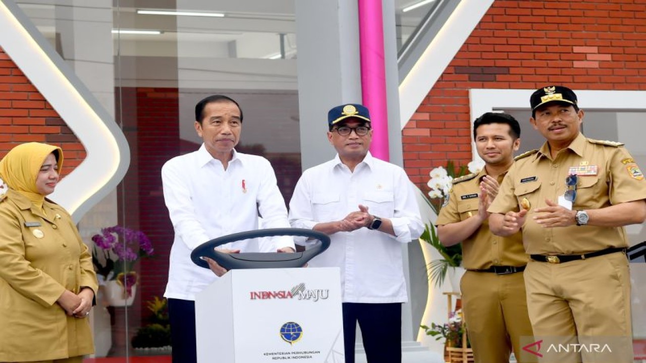 Presiden RI Joko Widodo (Jokowi) didampingi Menteri Perhubungan Budi Karya Sumadi meresmikan empat Terminal Angkutan Massal Tipe A, yakni Terminal Purworejo dan Terminal Mendolo Wonosobo di Jawa Tengah serta Terminal Purboyo Madiun dan Terminal Patria Blitar di Jawa Timur. Peresmian dilakukan sekaligus di Terminal Purworejo, Jawa Tengah, Selasa (2/1/2024). (ANTARA/HO-Biro Pers Sekretariat Presiden/Rusman)