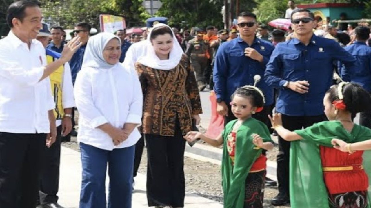 Tangkapan layar - Presiden Joko Widodo (Jokowi) beserta Ibu Iriana Joko Widodo disambut oleh penari tradisional dari kalangan anak-anak saat tiba di Kabupaten Cilacap, Jawa Tengah, Selasa (2/1/2024). (ANTARA/HO-Sekretariat Presiden).