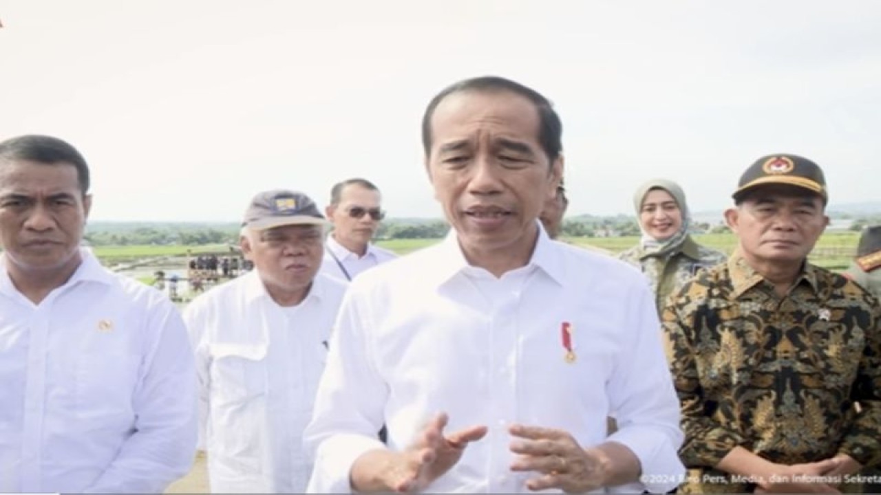 Tangkapan layar - Presiden Joko Widodo saat menyampaikan keterangan saat menghadiri agenda Tanam Padi Bersama di Banyumas, Jawa Tengah, Rabu (3/1/2024). (ANTARA/Andi Firdaus)