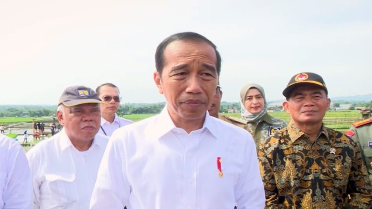 Tangkapan layar - Presiden Jokowi memberikan keterangan pers usai penanaman padi bersama petani di Kabupaten Banyumas, Jawa Tengah, Rabu (3/1/2024). (ANTARA/Indra Arief)