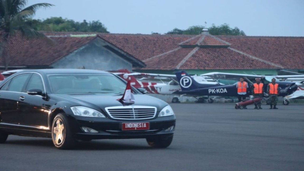 Mobil Presiden RI Jokowi saat berada di area Bandara Cakrabuana, Cirebon, Jawa Barat, Rabu (3/1/2024) sore. (ANTARA/HO-Humas Polresta Cirebon)