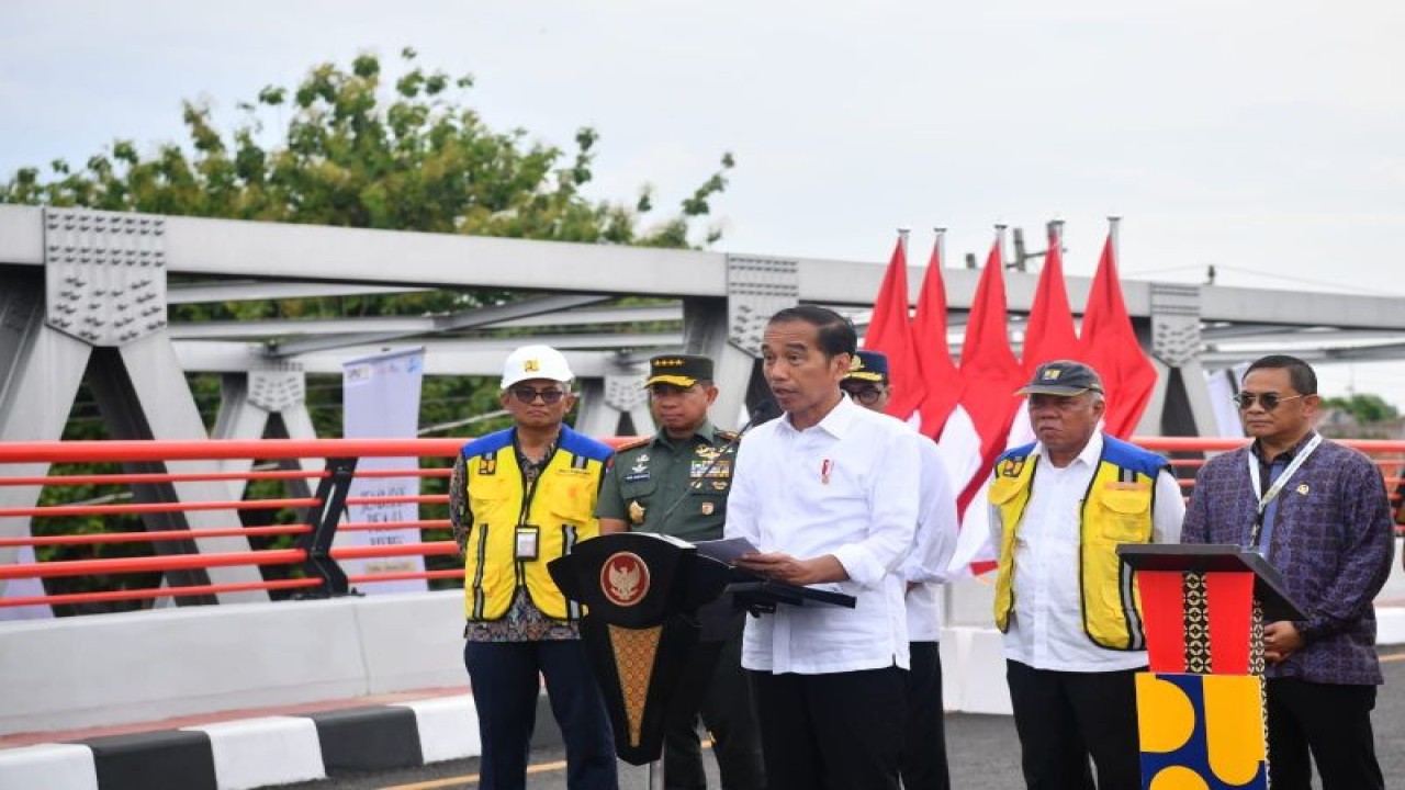 Presiden Joko Widodo menyampaikan sambutan dalam acara peresmian di Jembatan Pemali, Kabupaten Brebes, Jawa Tengah, pada Rabu (3/1/2024). (ANTARA/HO-Biro Pers Sekretariat Presiden RI)