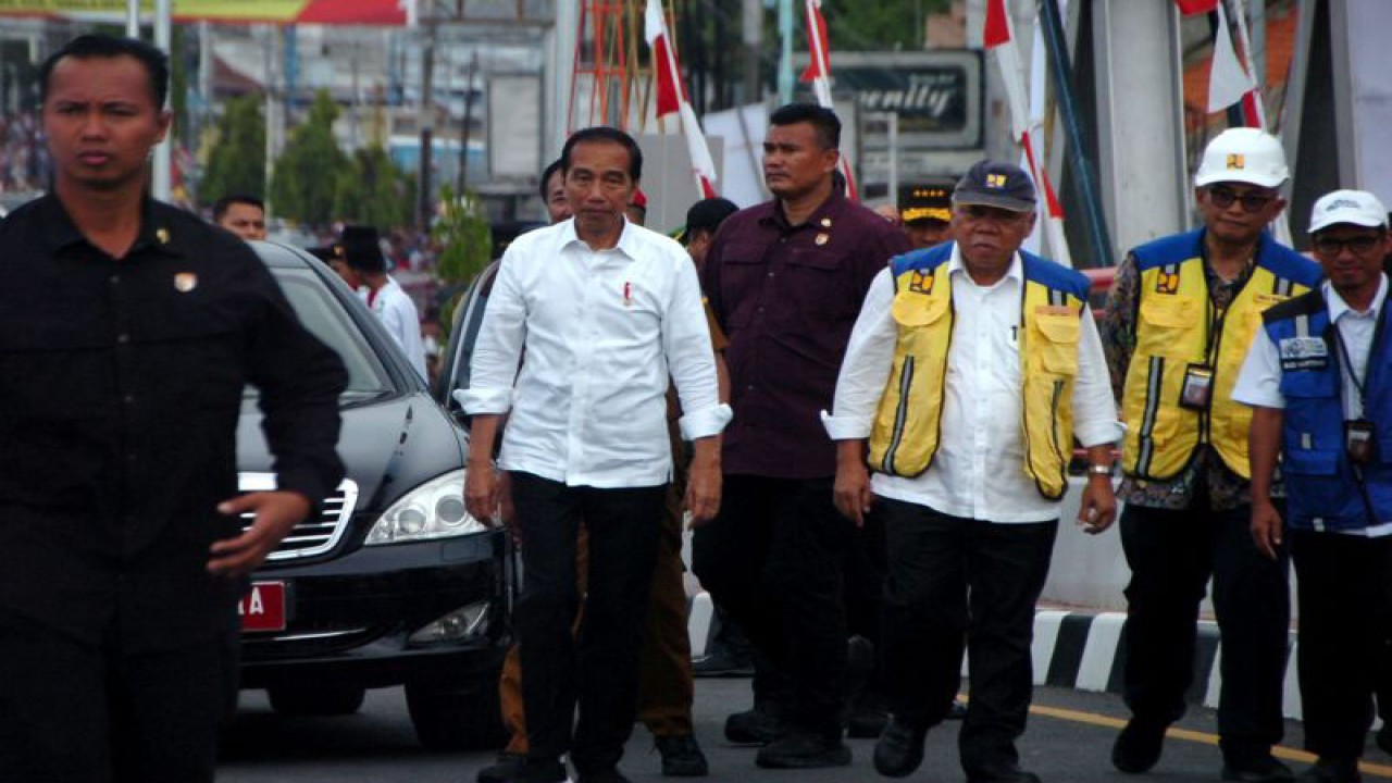 Presiden oko Widodo (kedua kiri) didampingi Menteri PUPR Basuki Hadimuljono (ketiga kanan) tiba untuk meresmikan enam jembatan di Jembatan Sungai Pemali, Brebes, Jawa Tengah, Rabu (3/1/2024). Presiden meresmikan enam jembatan yang berada di jalur Pantura Pulau Jawa yakni Jembatan Pedes di Brebes, Jembatan Kalibanger A di Kota Semarang, Jembatan Wonokerto 2A di Kabupaten Demak, Jembatan Juwana 1A di Kabupaten Pati dan Jembatan Pang 1A di Kabupaten Rembang dengan biaya konstruksi sebesar Rp292 miliar dengan total investasi senilai Rp705 miliar. ANTARA FOTO/Oky Lukmansyah/rwa.
