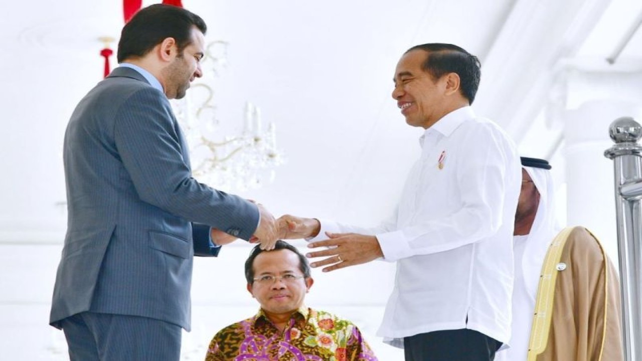Presiden Joko Widodo (kanan) menyambut Sekretaris Jenderal Majelis Hukama Muslimin Konselor Mohamed Abdelsalam (kiri) di Istana Kepresidenan Bogor, Jawa Barat, Kamis (4/1/2024). (ANTARA/HO-Biro Pers Sekretariat Presiden RI)