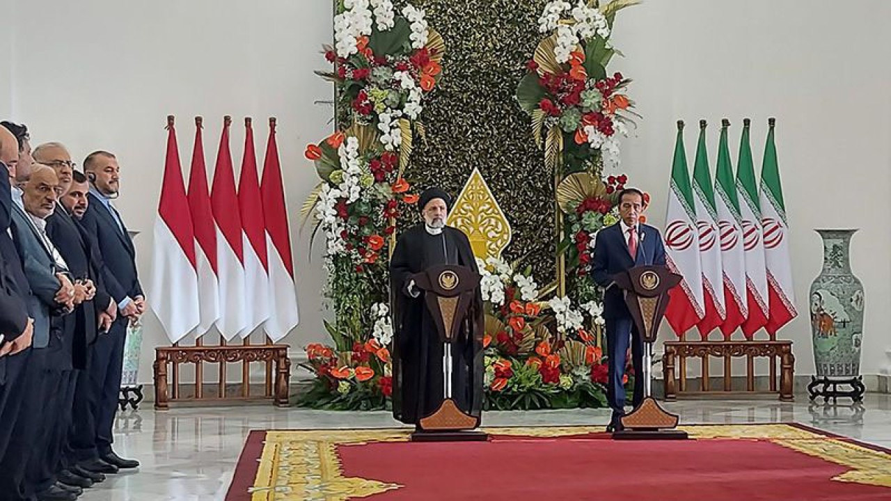 Presiden Republik Indonesia Joko Widodo dan Presiden Republik Islam Iran Seyyed Ebrahim Raisi melakukan pernyataan pers bersama di Istana Kepresidenan Bogor, Jawa Barat, Selasa (23/5/2023). ANTARA/Mentari Dwi Gayati/aa.