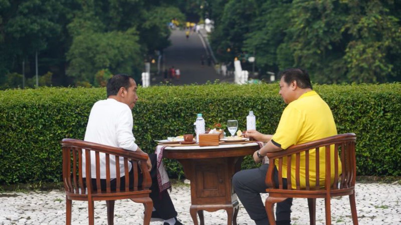 Presiden Joko Widodo bersama Ketua Umum Partai Golkar Airlangga Hartarto di Kebun Raya Bogor, Jawa Barat, Sabtu (6/1/2024). ANTARA/HO-Partai Golkar