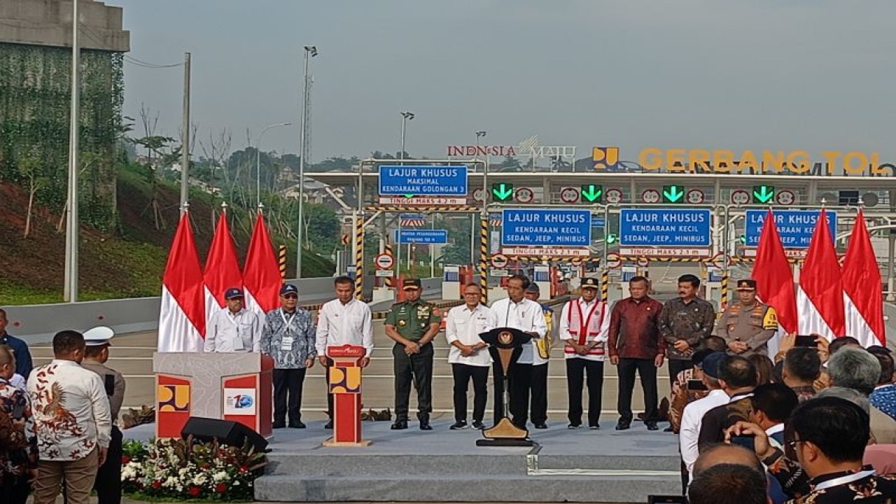 Presiden Joko Widodo saat meresmikan Tol Pamulang-Cinere-Raya Bogor, di Gerbang Tol Limo Utama, Depok, Jawa Barat, Senin (8/1/2024). (ANTARA/Rangga Pandu Asmara Jingga)