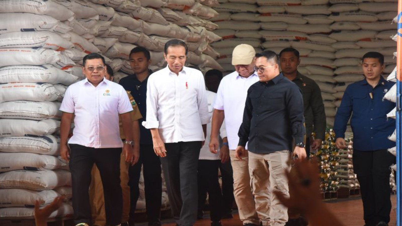 Presiden Joko Widodo (ketiga kanan) didampingi Dirut Perum Bulog Bayu Krisnamurthi (kiri) keluar dari gudang Bulog usai meninjau penyaluran bantuan pangan beras di Serang, Banten, Senin (8/12/2024). Peninjauan dimaksudkan untuk memastikan cadangan beras pemerintah yang ada di Bulog mencukupi untuk penyaluran bantuan pangan hingga Maret 2024. ANTARA FOTO/Asep Fathulrahman/aww.