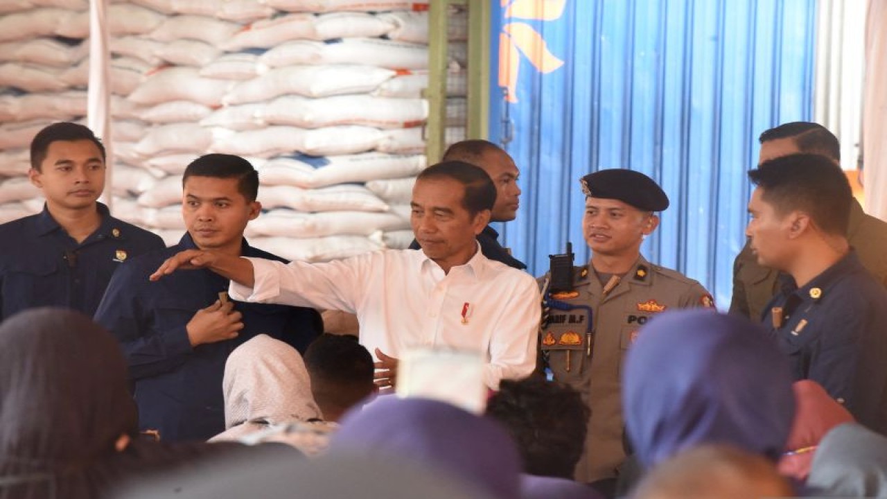 Presiden Joko Widodo (tengah) menyapa warga penerima manfaat saat meninjau penyaluran bantuan pangan beras di Serang, Banten, Senin (8/12/2024). Peninjauan dimaksudkan untuk memastikan cadangan beras pemerintah yang ada di Bulog mencukupi untuk penyaluran bantuan pangan hingga Maret 2024. ANTARA FOTO/Asep Fathulrahman/foc.