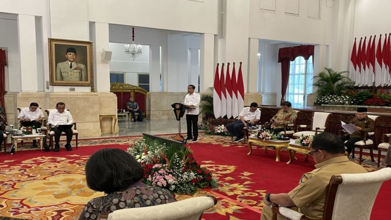Presiden Joko Widodo saat memberikan arahan dalam Sidang Kabinet Paripurna terkait Peningkatan Kinerja Aparatur Sipil Negara melalui Keterpaduan Layanan Digital Pemerintah di Istana Negara, Jakarta, Selasa (9/1/2024). (ANTARA/Yashinta Difa)